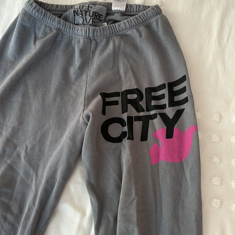 FREE CITY SWEATS - Picture 2 of 3